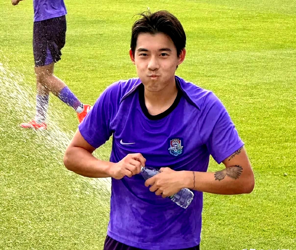 北京国安训练开放日，今夜防线松动引欢呼，英超在即，球队文化再被提及(北玲岛家庭背景)